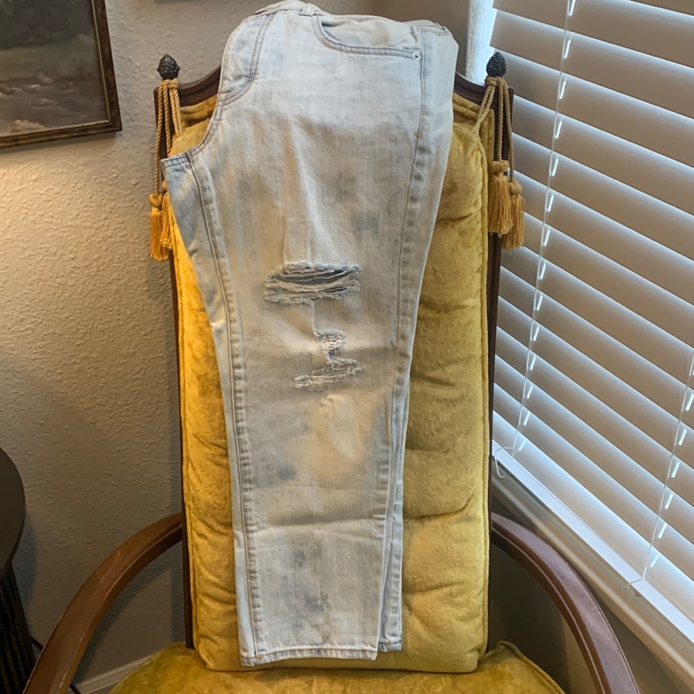 LAST CHANCE! American Eagle Boy Crop Distressed Jeans
